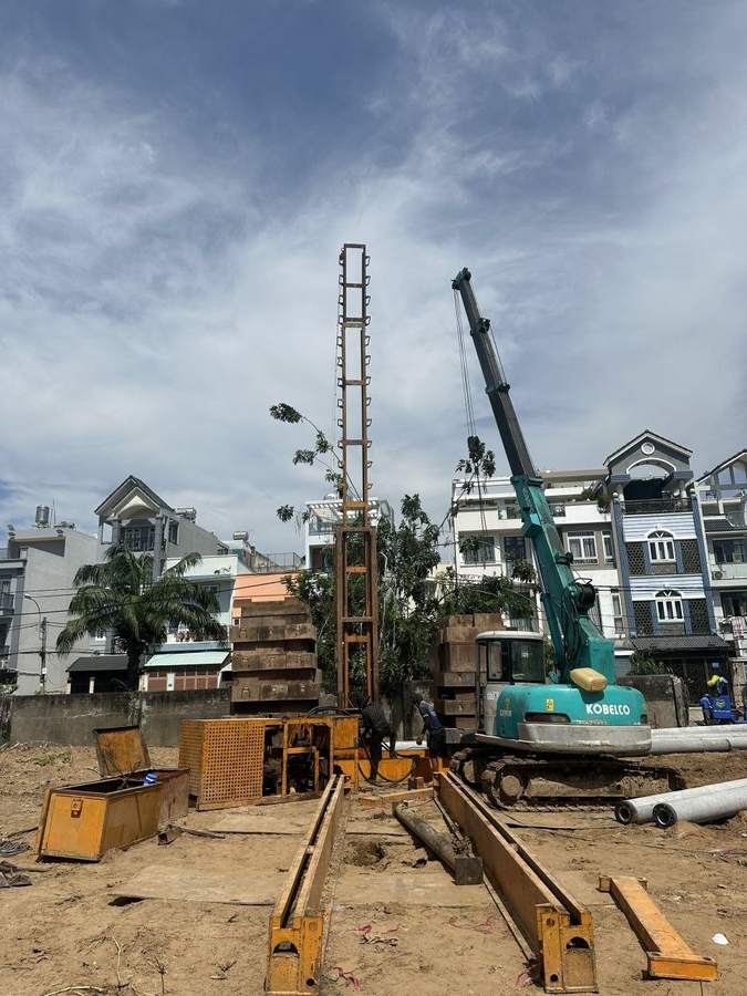 Thi công ép cọc — giàn ép và cẩu Kobelco tại công trình nhà phố