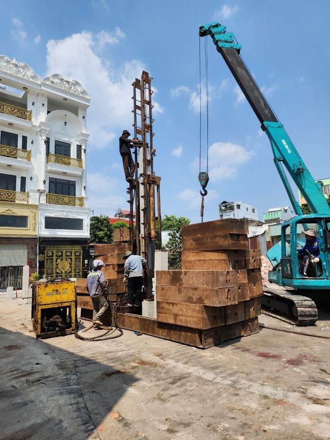 Ép cọc bê tông công trình nhà phố — giàn ép tải cạnh biệt thự