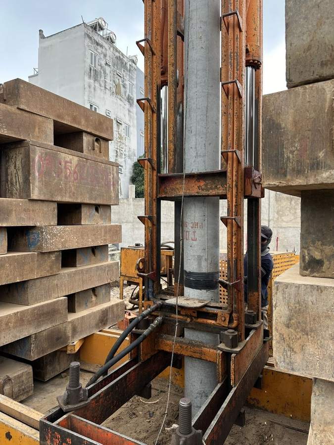 Cận cảnh đầu ép cọc ly tâm D300 — hệ thủy lực đối trọng