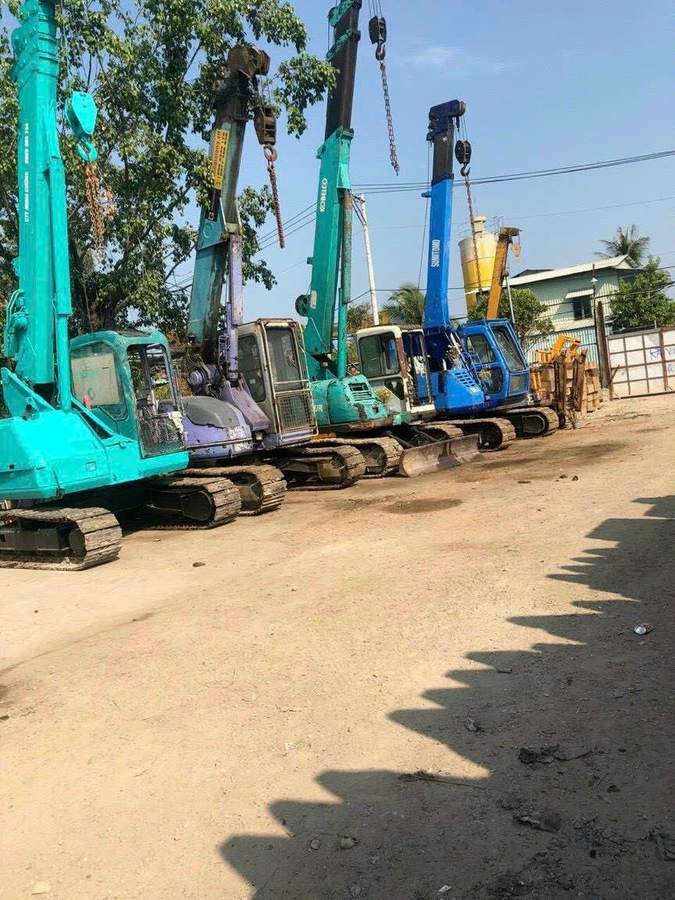 Đội máy ép cọc — nhiều dàn máy sẵn sàng thi công cùng lúc