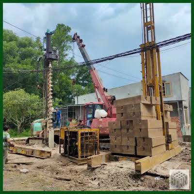 Thi công ép cọc — dàn máy và cẩu phục vụ tại công trình dân dụng
